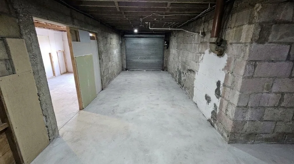 Garage 2 + roller door